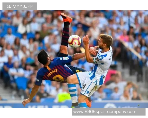 杜尚别独立球员门前制造威胁胜利球员极限倒勾解围展现精彩防守