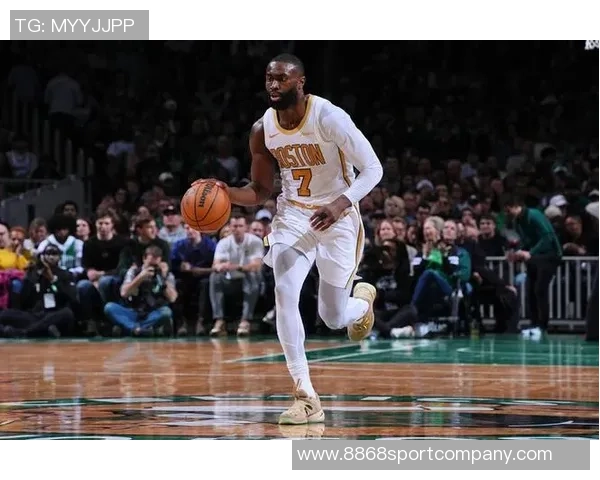 杰伦布朗首节表现惊艳13投6中砍下18分并罚球6中5助力球队领先