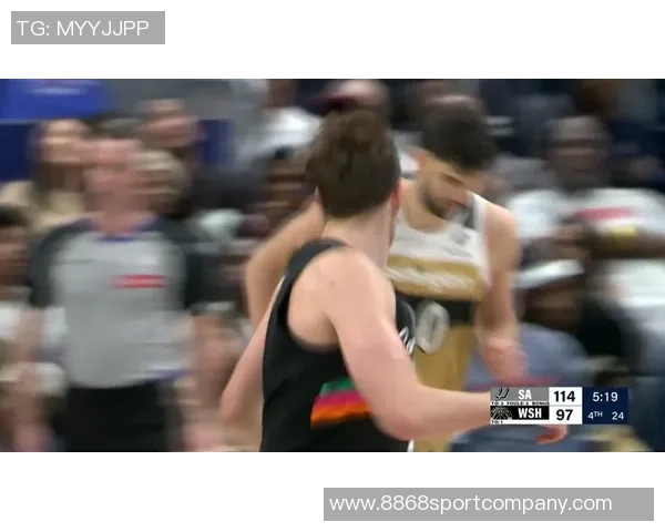 卡斯尔称赞科内特在攻防两端表现出色并展现出卓越沟通能力